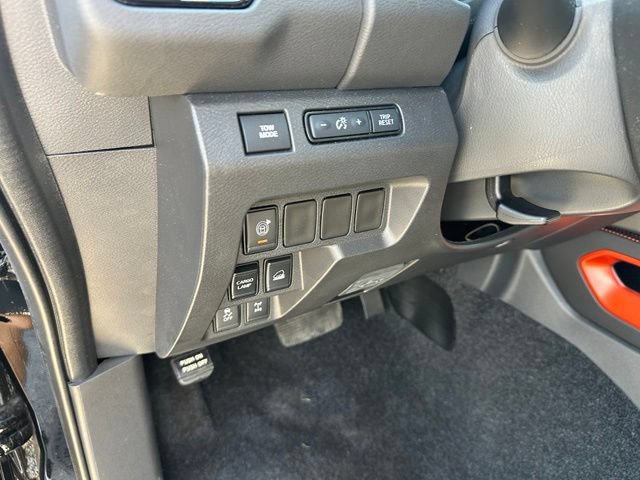 Used 2025 Nissan Frontier PRO-4X AWD/4WD image 18