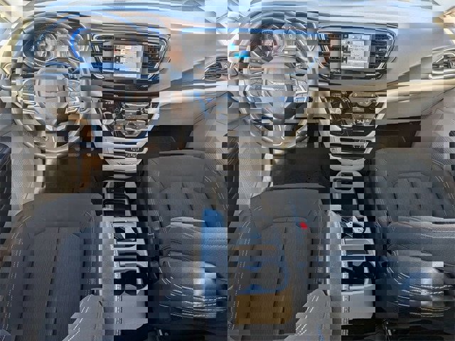 Used 2022 Chrysler Voyager LX image 27