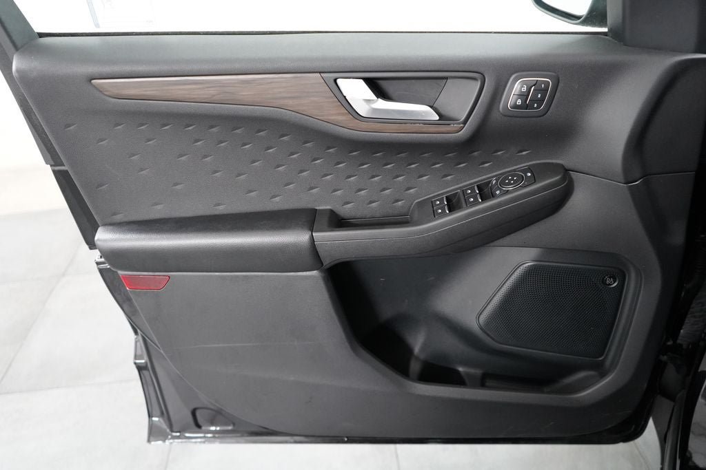 Certified 2020 Ford Escape Titanium AWD/4WD image 23
