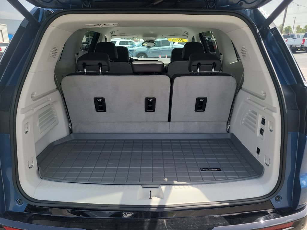 Used 2025 GMC Acadia Denali w/ LPO, Floor Liner Package FWD image 8