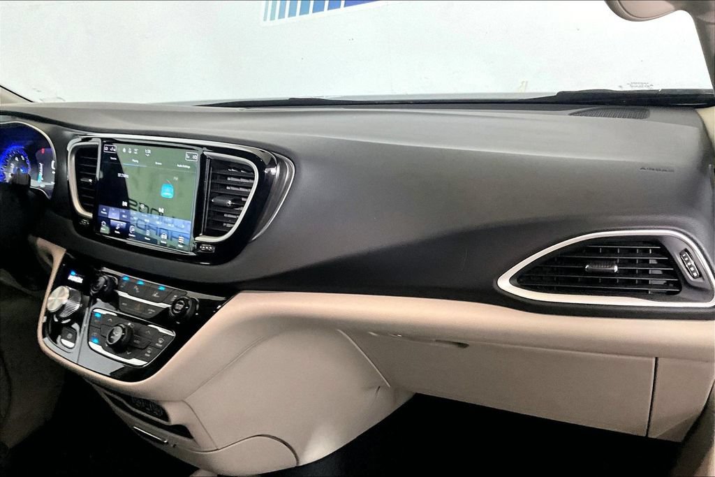 Used 2023 Chrysler Pacifica Touring-L FWD image 12