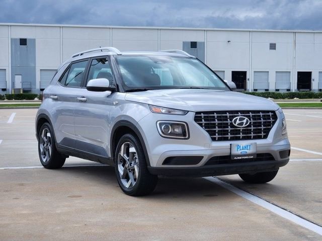 Used 2025 Hyundai Venue SEL FWD image 3