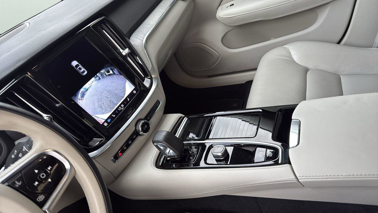 Used 2024 Volvo S60 T8 Plus image 21