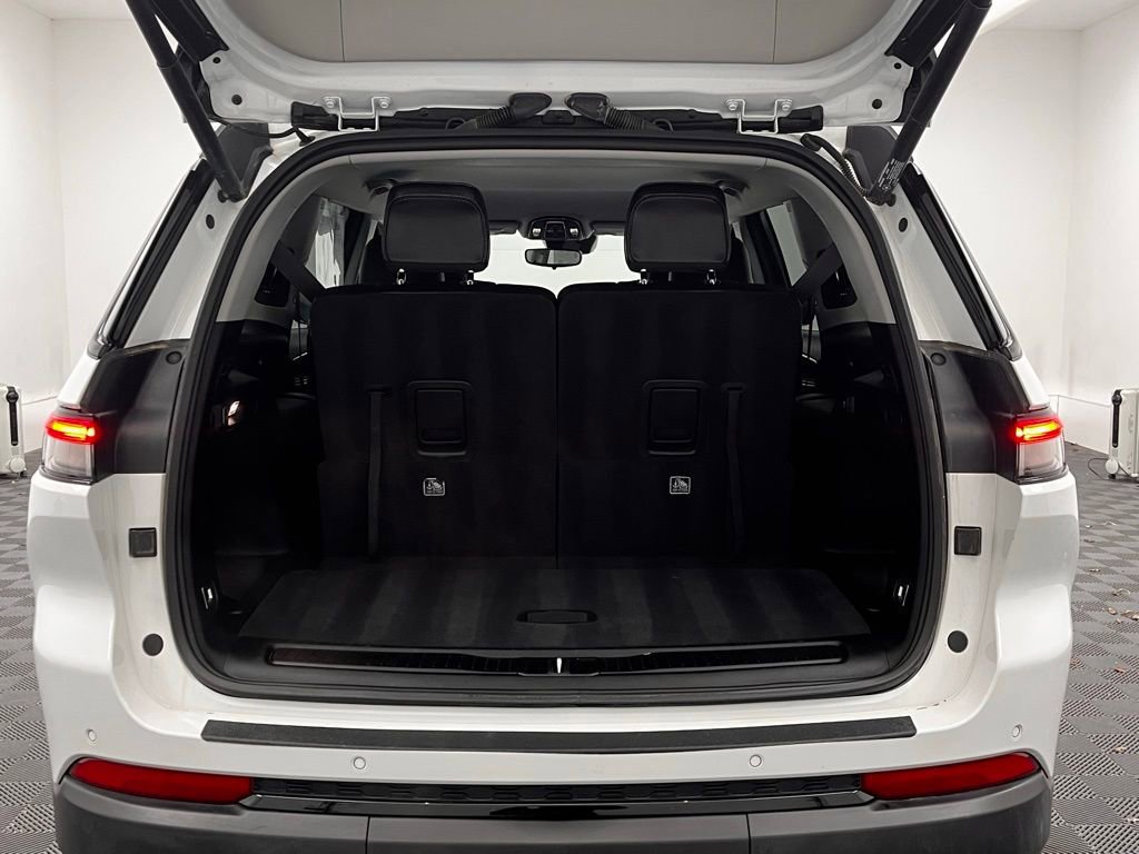 Used 2023 Jeep Grand Cherokee L Limited w/ Black Appearance Package image 13