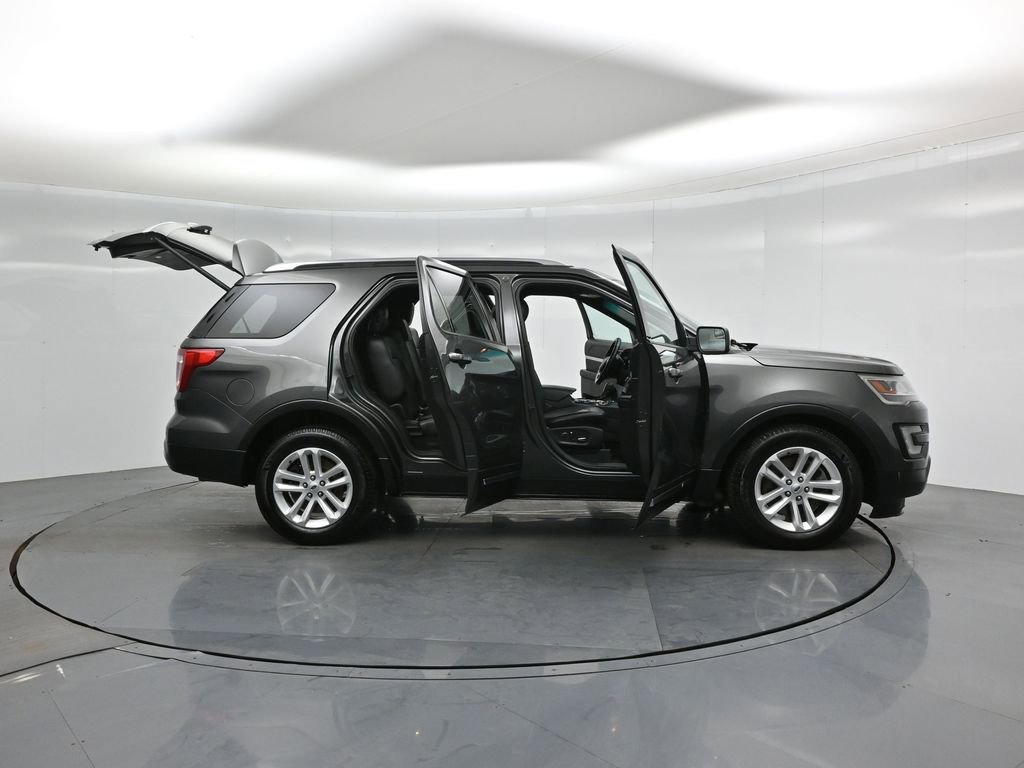 Certified 2017 Ford Explorer XLT w/ Equipment Group 202A image 5