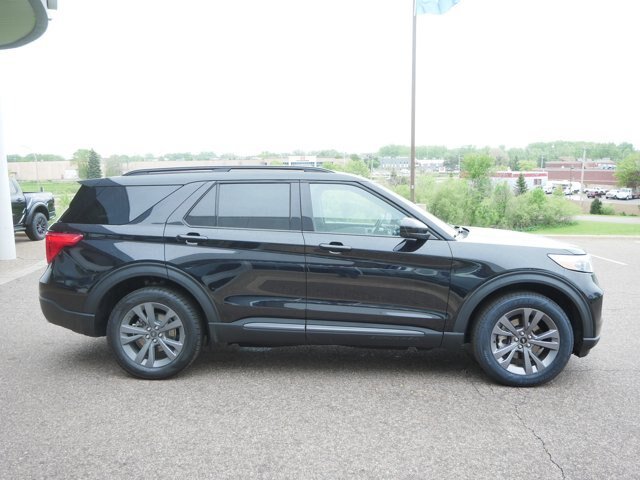 Certified 2023 Ford Explorer XLT w/ Equipment Group 202A AWD/4WD image 4