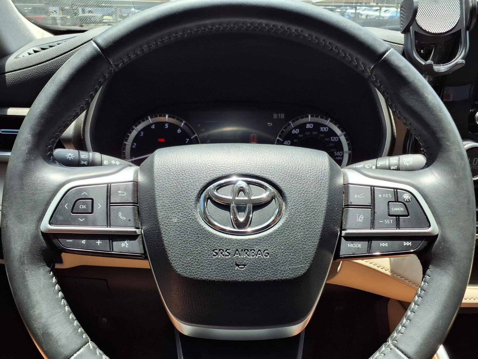 Used 2023 Toyota Highlander XLE FWD image 24
