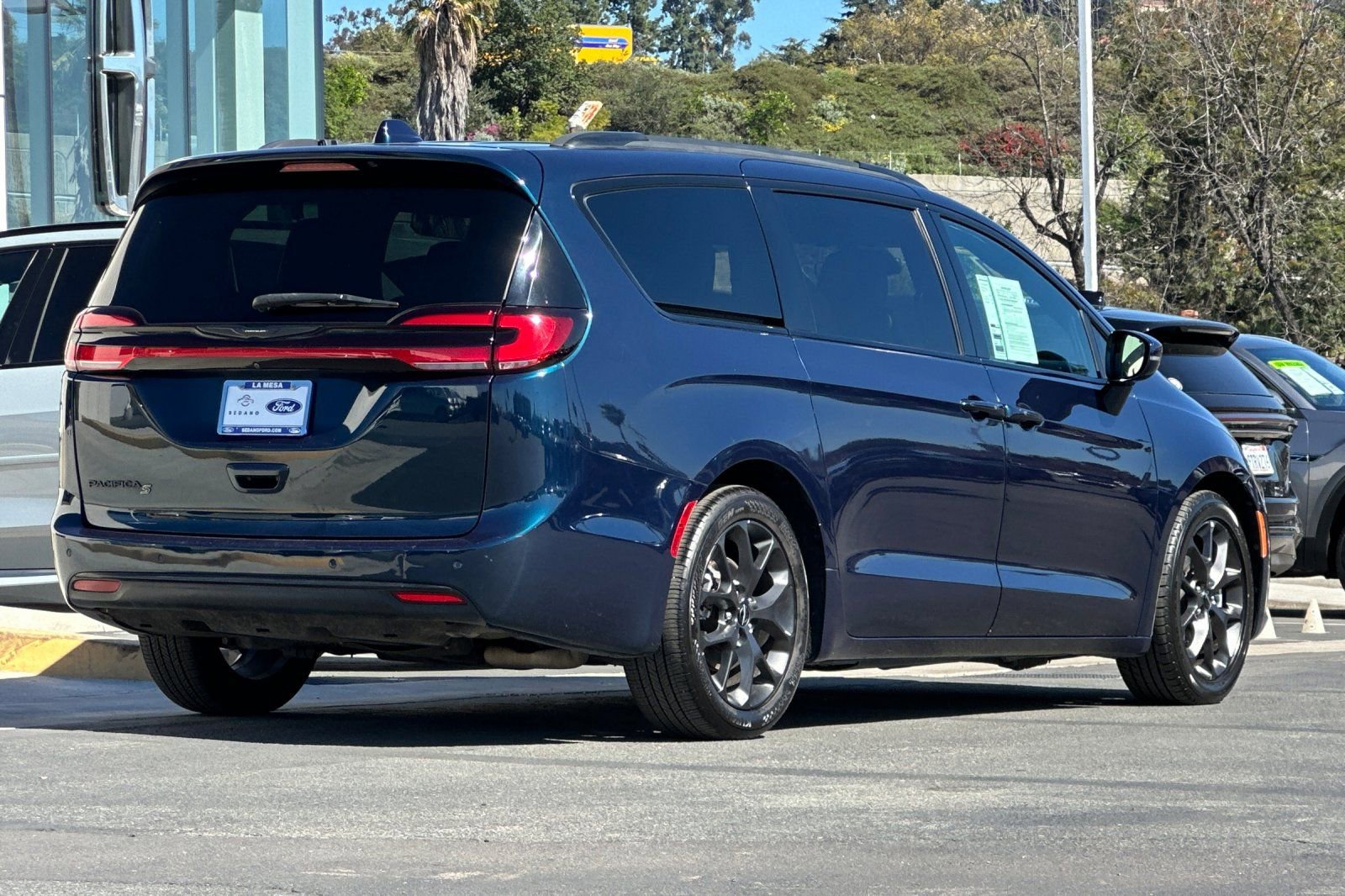 Used 2022 Chrysler Pacifica Touring-L w/ S Appearance Package image 3