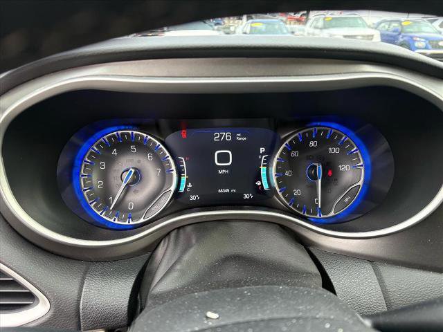 Used 2024 Chrysler Pacifica Touring-L image 19