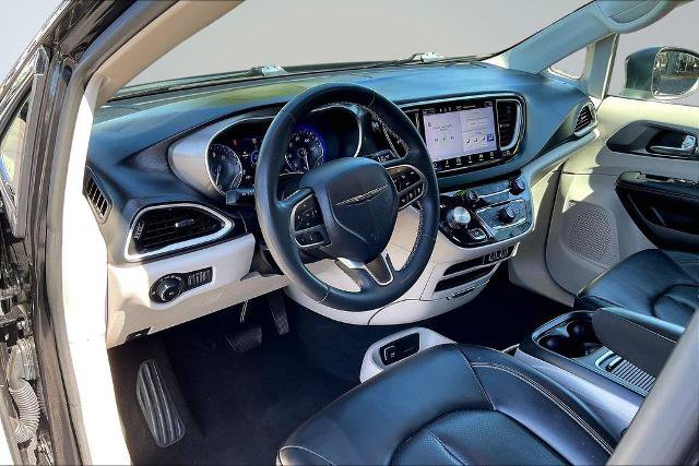 Used 2023 Chrysler Pacifica Touring-L FWD image 13