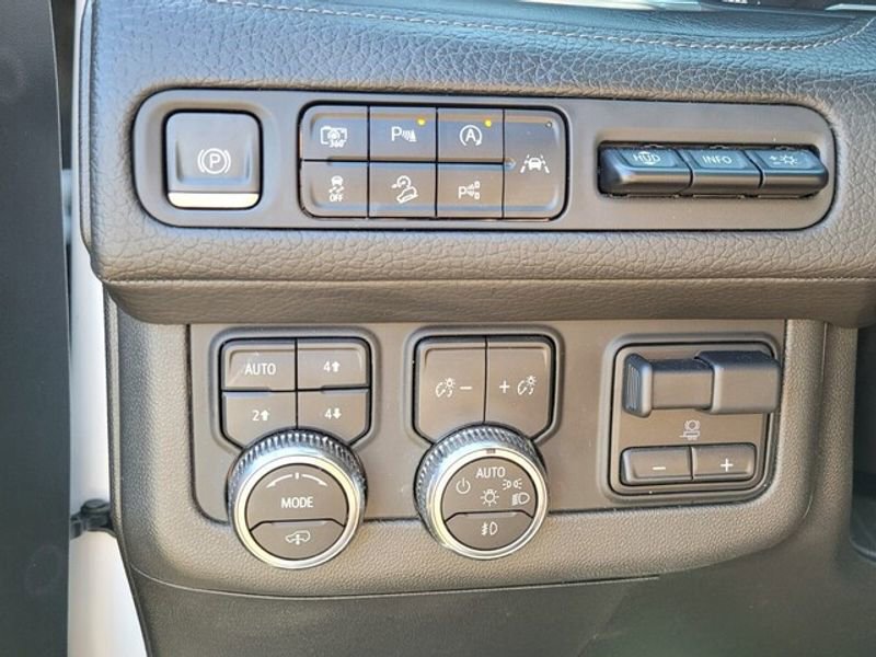 Used 2023 GMC Yukon Denali w/ Denali Reserve Package image 29