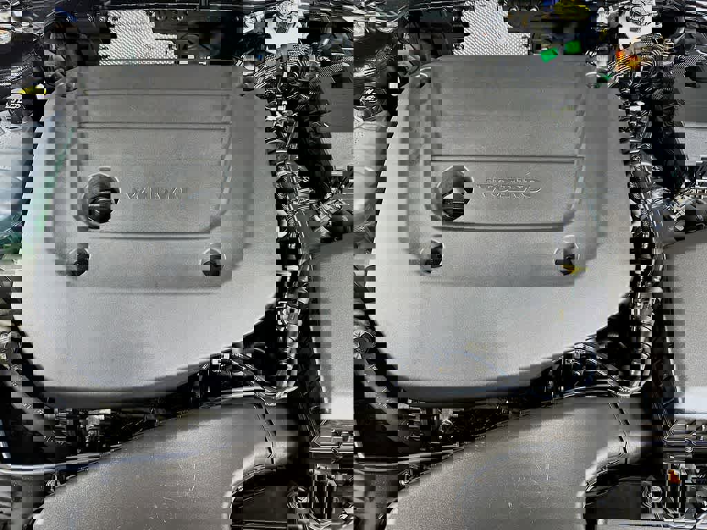 Used 2023 Volvo XC40 B5 Plus image 9