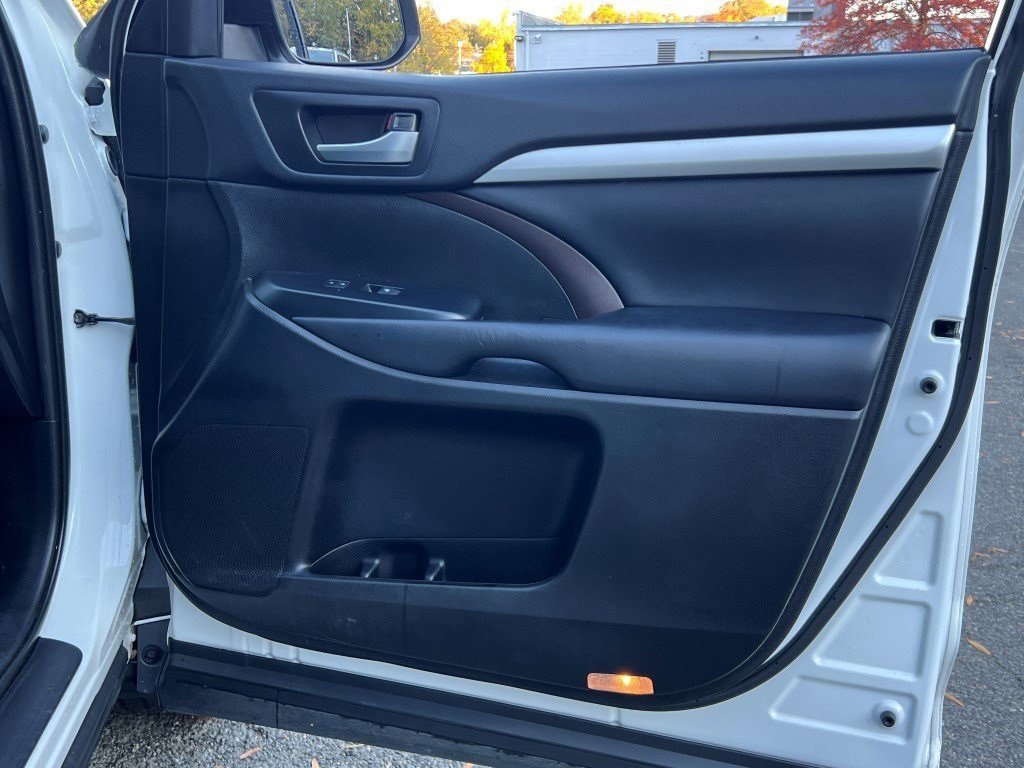 Used 2019 Toyota Highlander XLE image 10