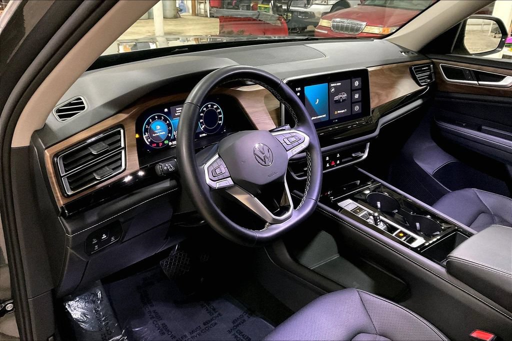 Used 2025 Volkswagen Atlas SE AWD/4WD image 13