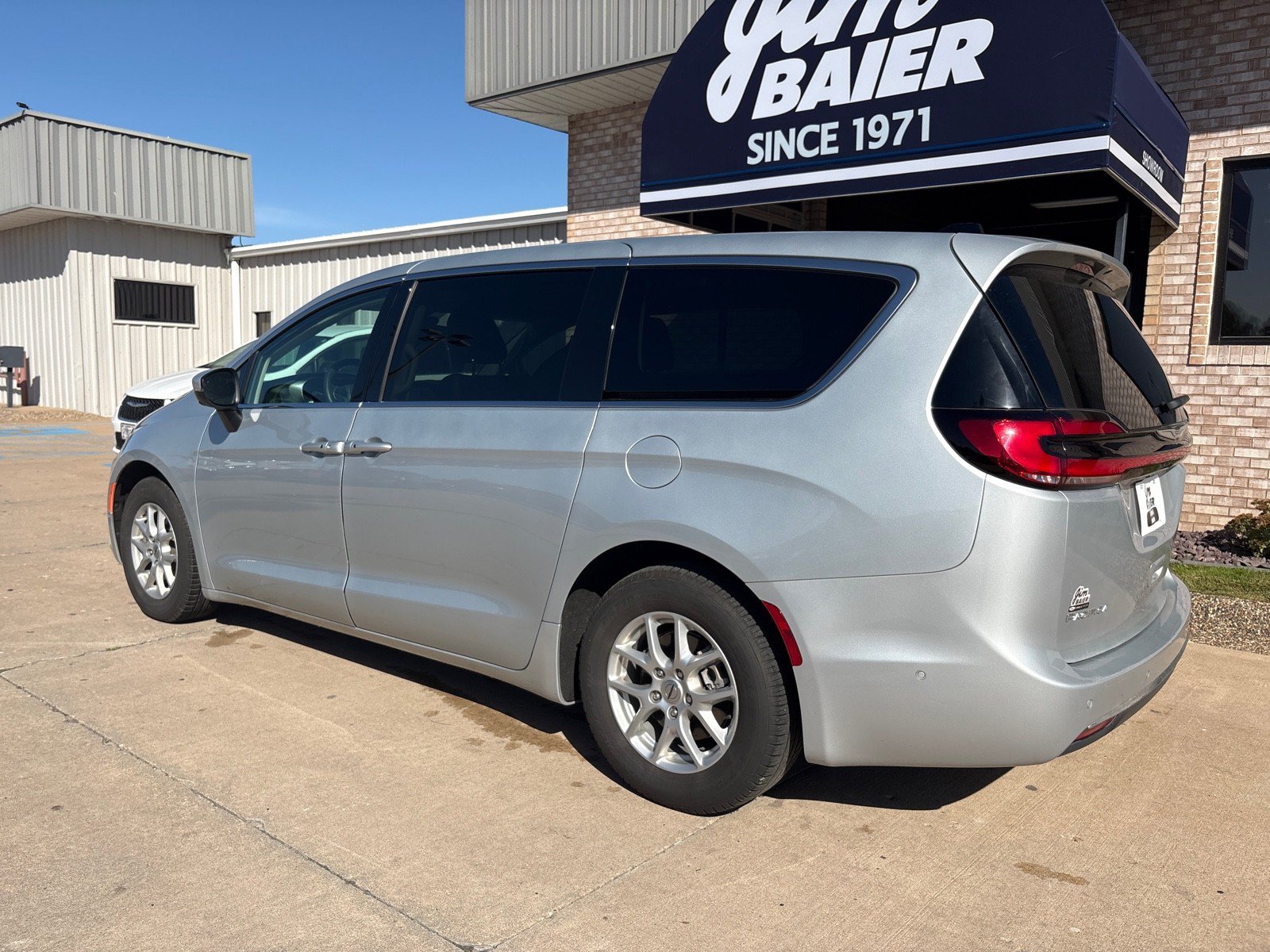 Used 2023 Chrysler Pacifica Touring-L FWD image 11