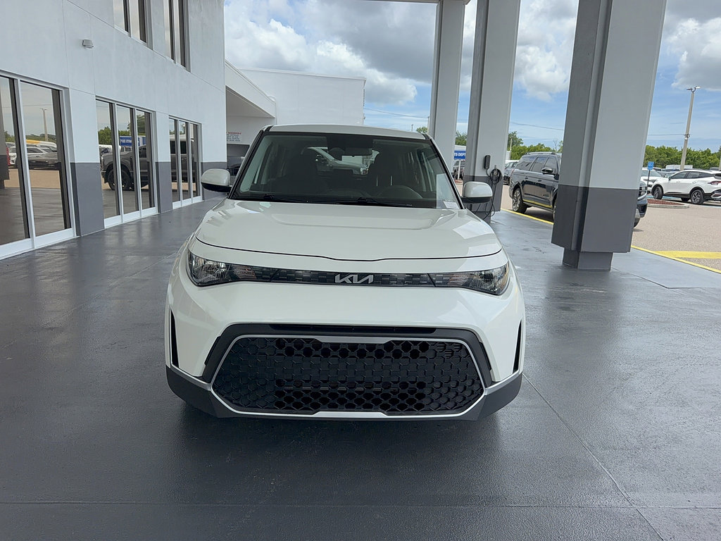 Used 2025 Kia Soul LX w/ LX Technology Package FWD image 3