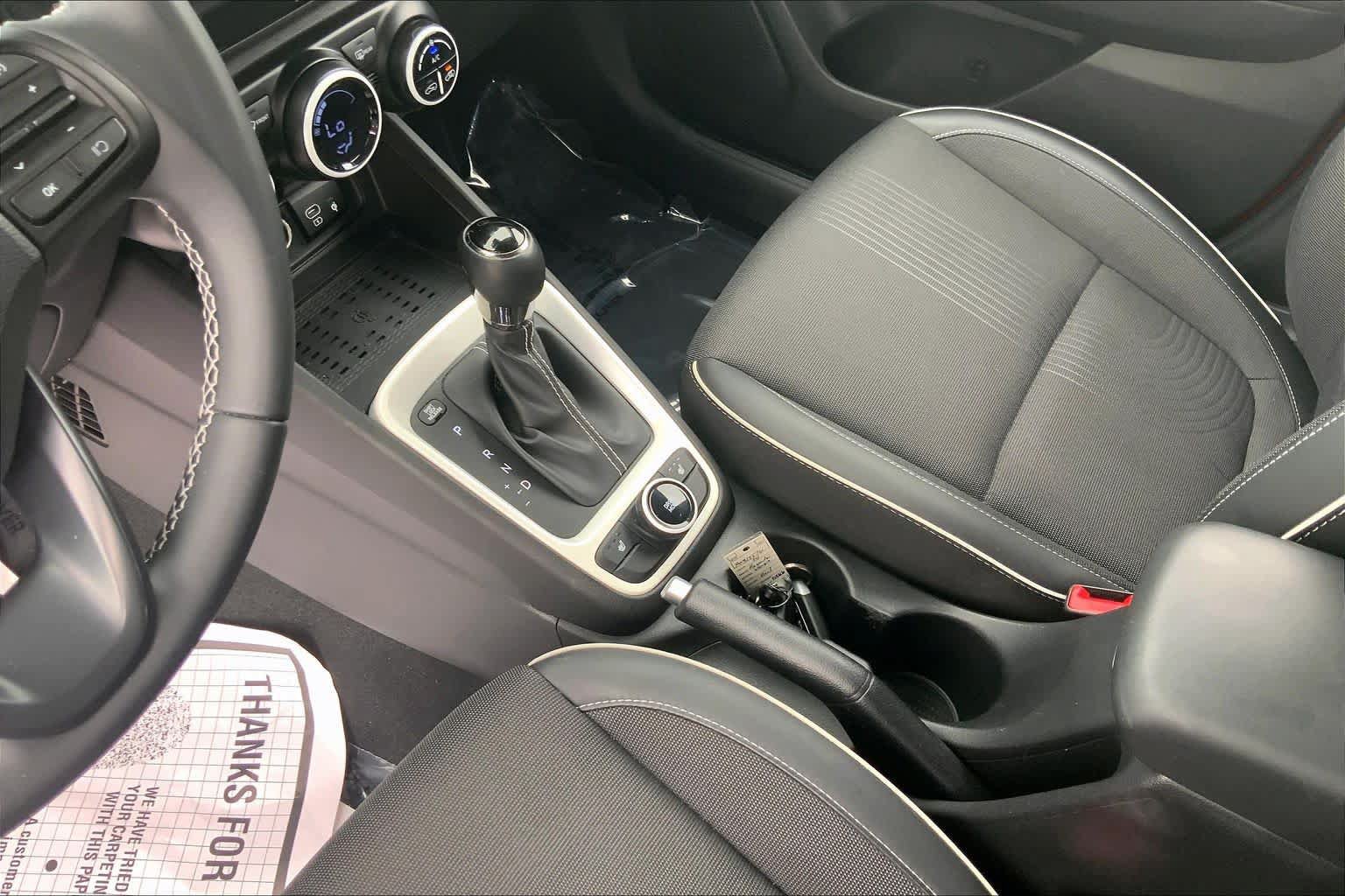 Used 2024 Hyundai Venue Limited FWD image 16