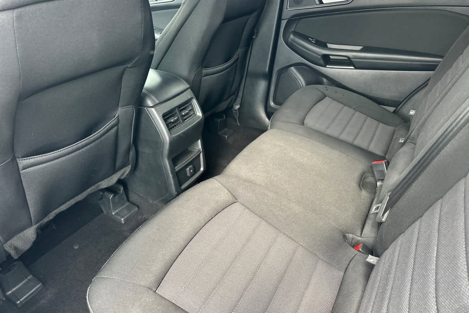 Certified 2019 Ford Edge SE w/ Cargo Accessory Package FWD image 4