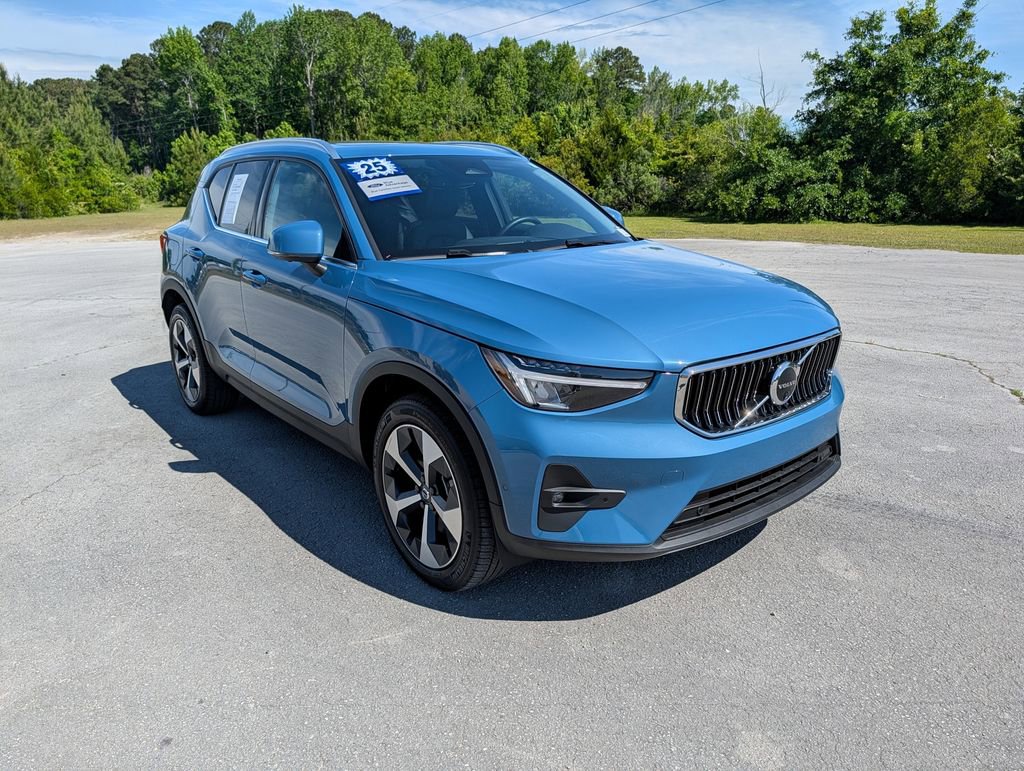 Used 2025 Volvo XC40 B5 Plus AWD/4WD image 2