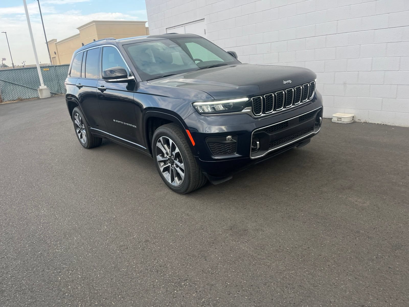 Used 2024 Jeep Grand Cherokee Overland w/ Trailer Tow Package AWD/4WD image 3