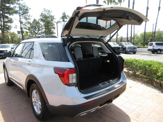 Certified 2025 Ford Explorer Active w/ Active Comfort Package RWD image 6