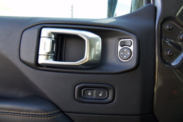 Used 2025 Jeep Wrangler Unlimited Sahara w/ Safety Group AWD/4WD image 15