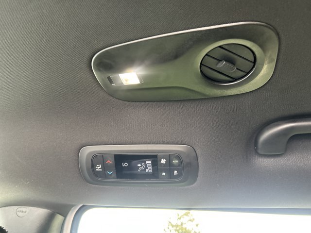 Used 2024 Chrysler Pacifica Limited FWD image 32