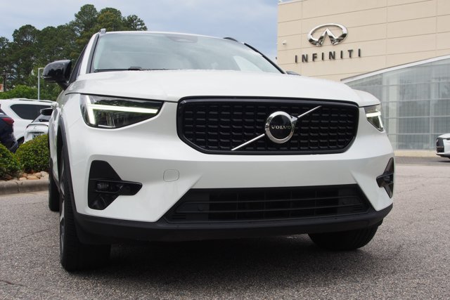 Used 2023 Volvo XC40 B5 Plus AWD/4WD image 2
