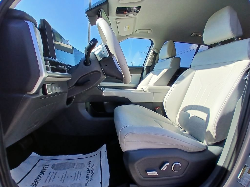 Used 2025 Hyundai Santa Fe SEL AWD/4WD image 9