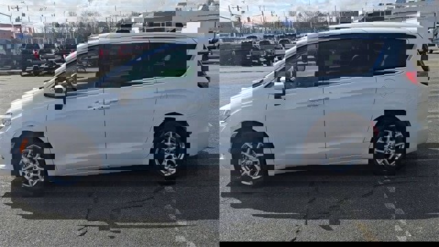 Used 2022 Chrysler Voyager LX image 3