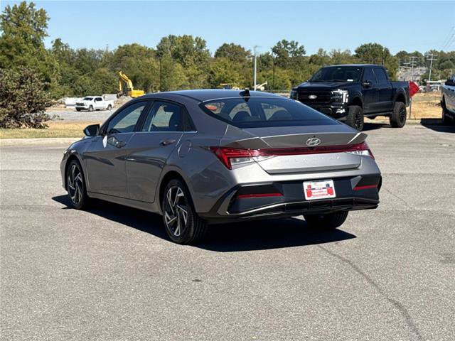 Used 2025 Hyundai Elantra SEL FWD image 7