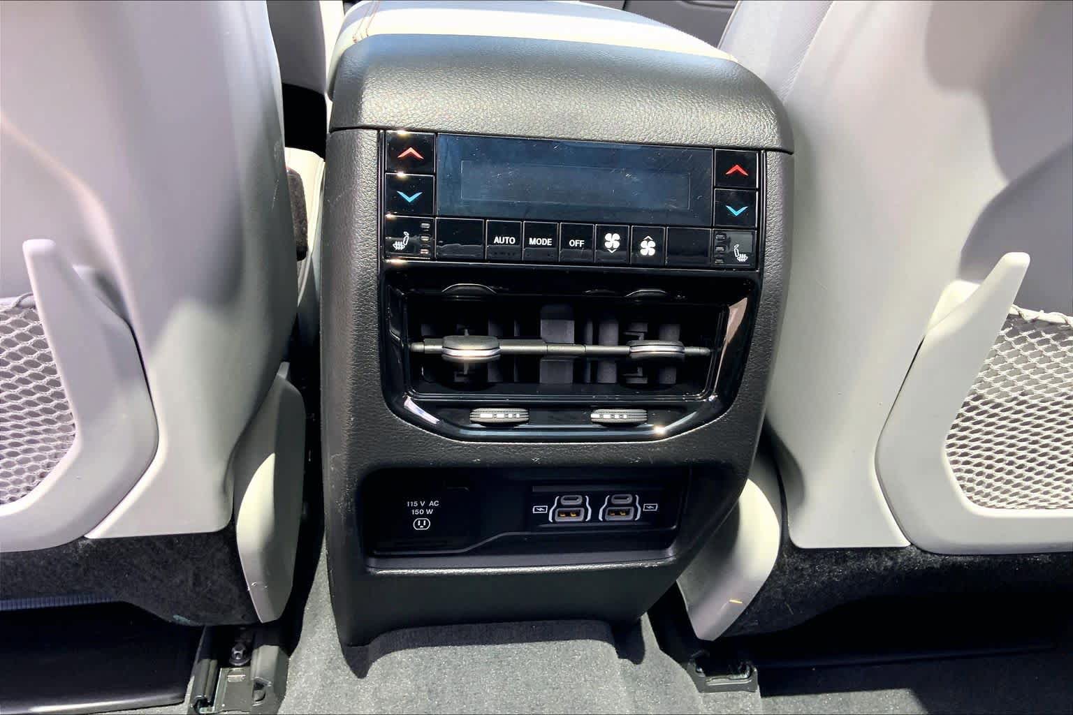 Used 2023 Jeep Grand Cherokee L Summit w/ Luxury Tech Group V AWD/4WD image 34