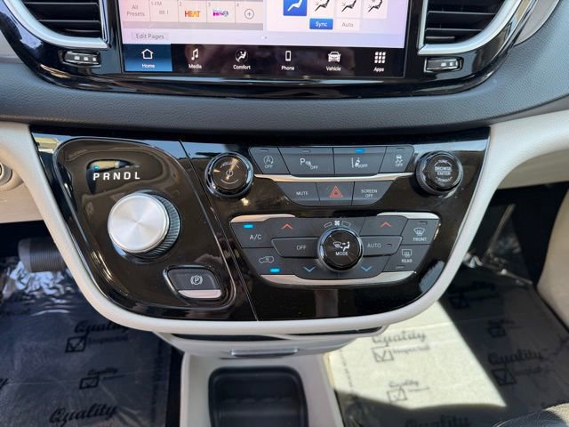 Used 2021 Chrysler Pacifica Touring-L FWD image 18