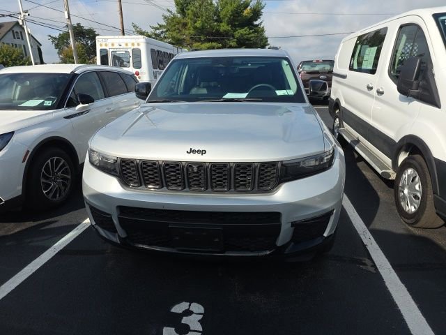 Used 2023 Jeep Grand Cherokee L Limited w/ Luxury Tech Group II image 5