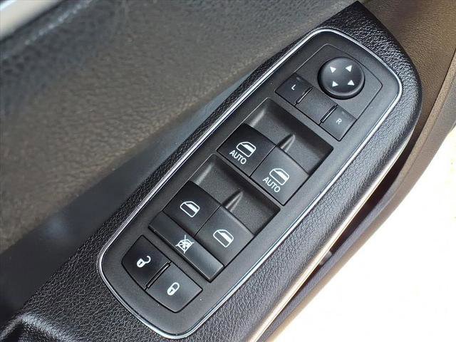 Used 2022 Chrysler 300 Touring w/ Sport Appearance Package image 23