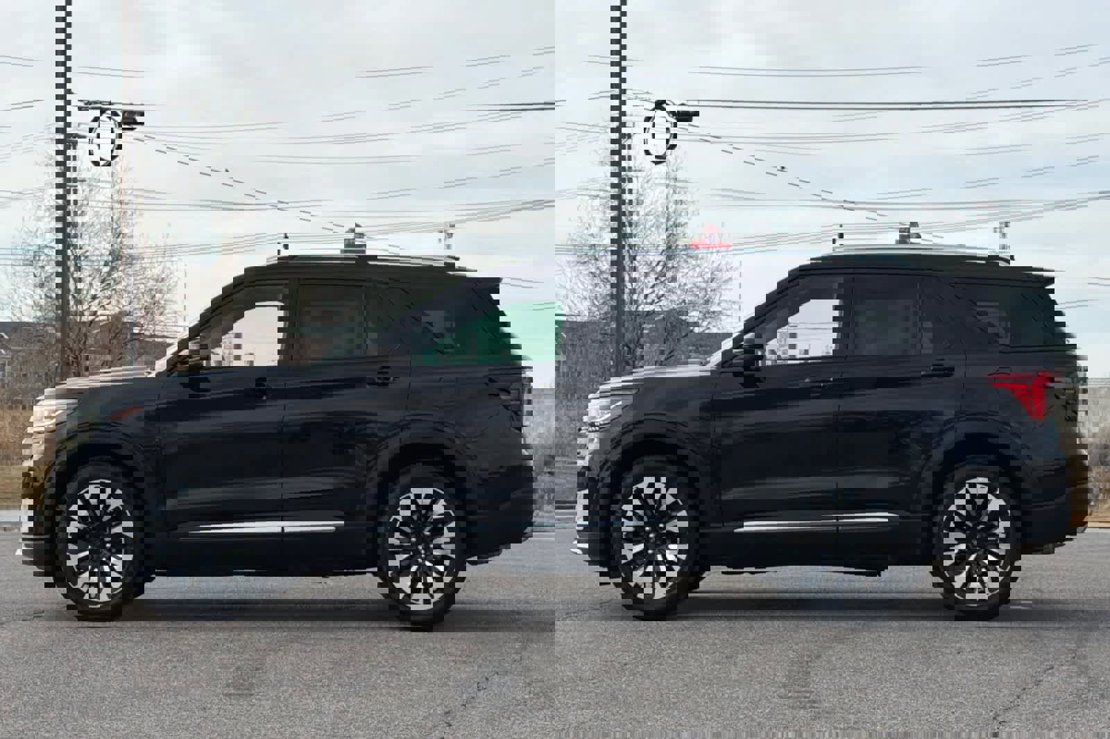 Certified 2025 Ford Explorer Platinum w/ LUX Leather Package image 2