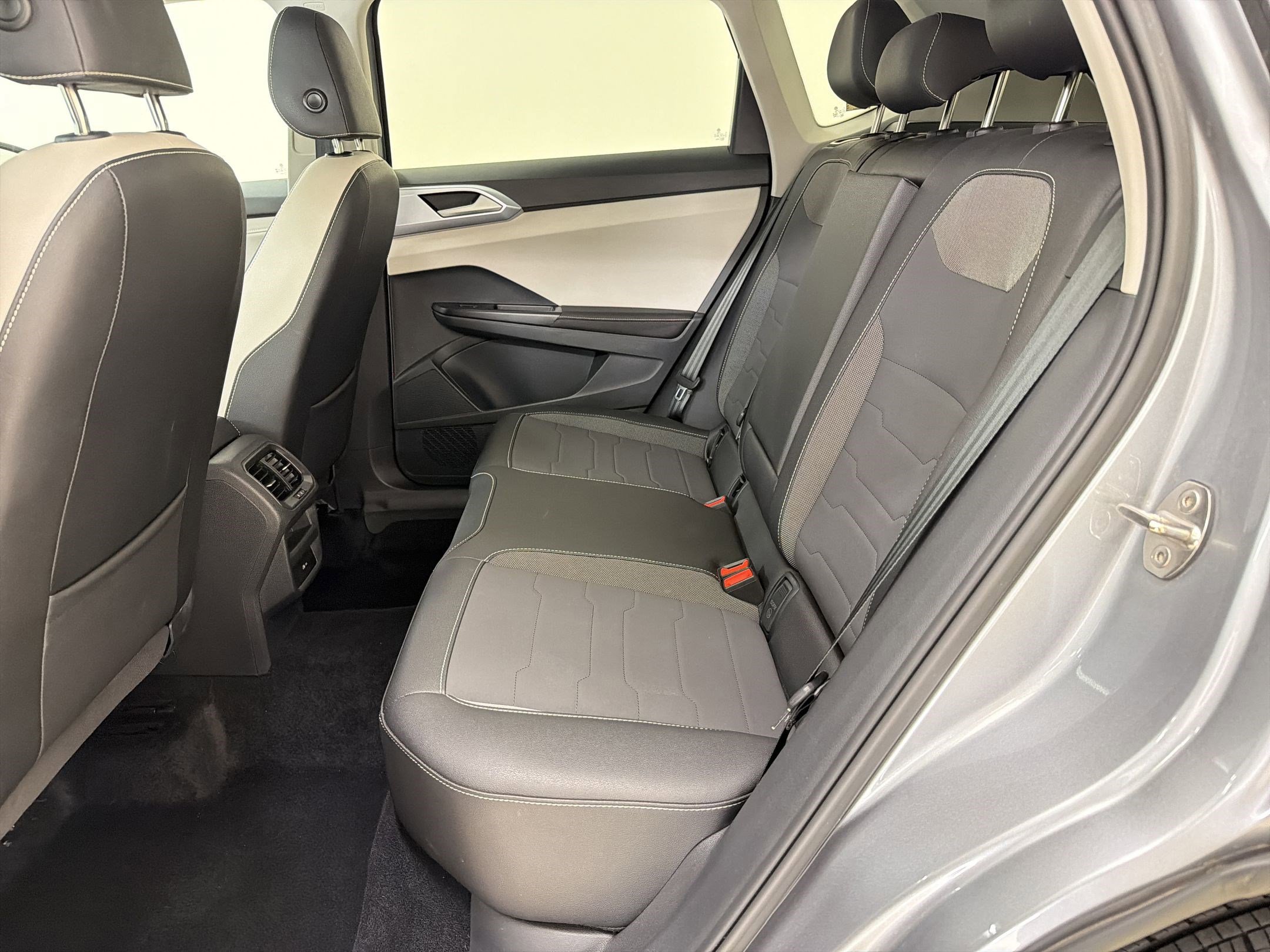 Used 2025 Volkswagen Taos SE FWD image 15