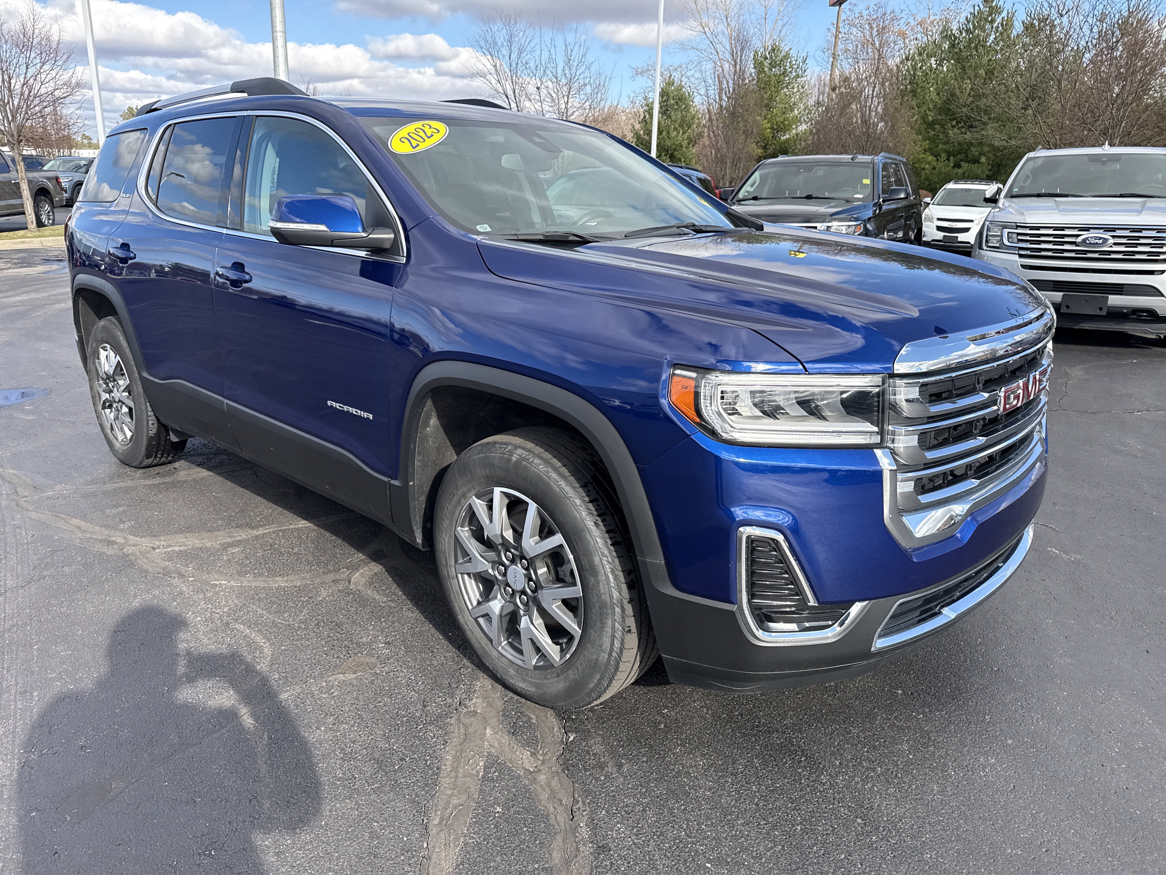 Used 2023 GMC Acadia SLE w/ Driver Convenience Package FWD image 11