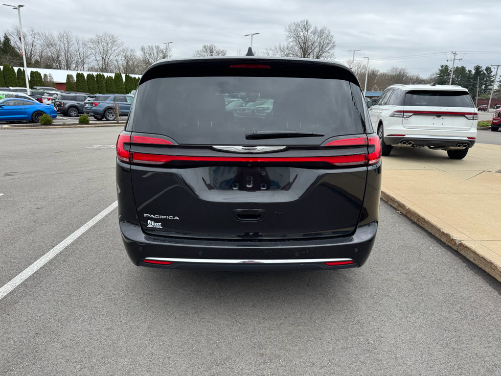 Used 2023 Chrysler Pacifica Touring-L FWD image 5