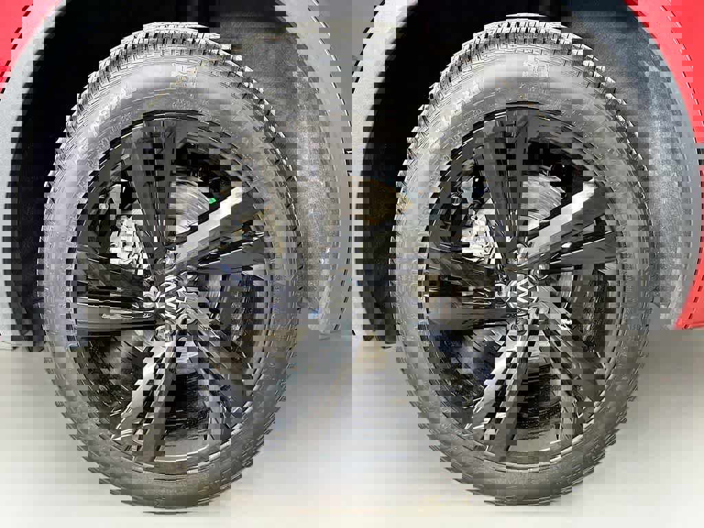 Used 2024 Volkswagen Tiguan SE R-Line image 11