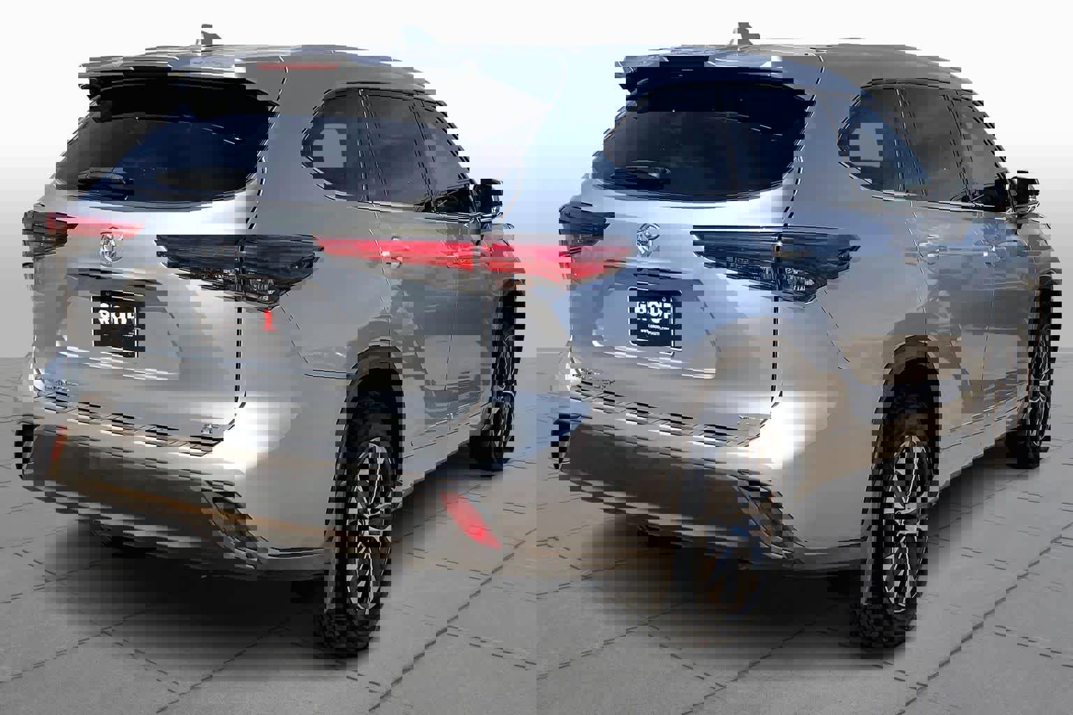 Used 2022 Toyota Highlander XLE image 3