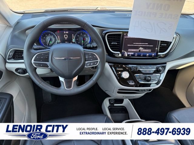 Used 2024 Chrysler Pacifica Touring-L FWD image 15