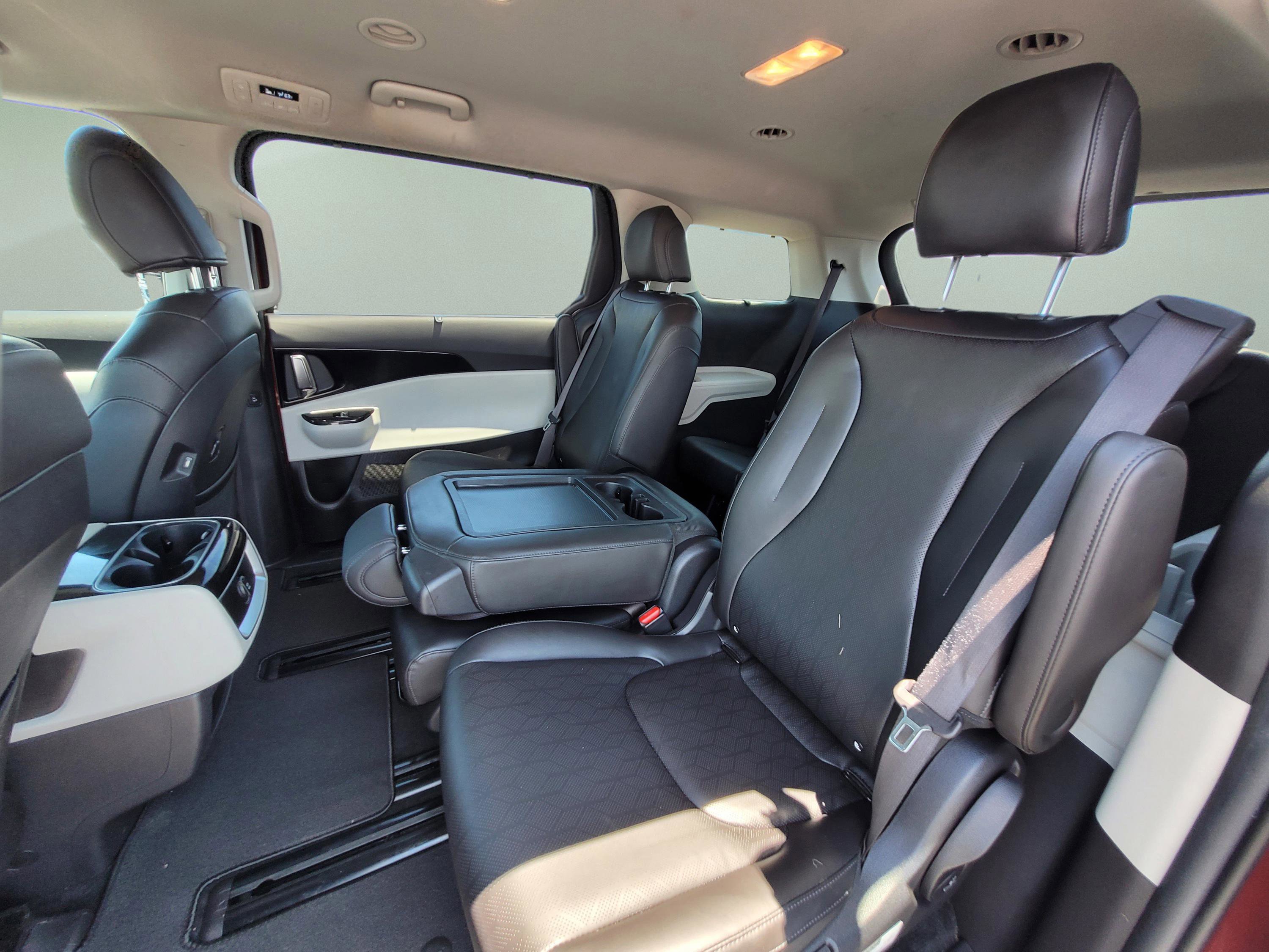 Used 2022 Kia Carnival EX FWD image 17