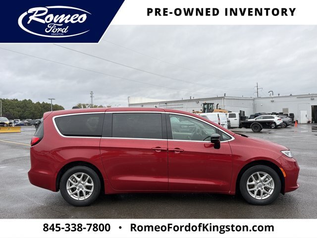 Used 2024 Chrysler Pacifica Touring-L FWD image 4