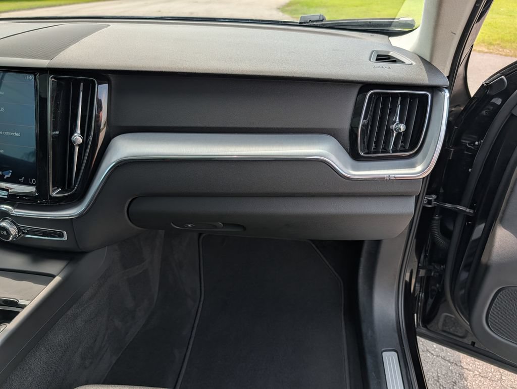 Used 2020 Volvo XC60 T6 Momentum AWD/4WD image 19