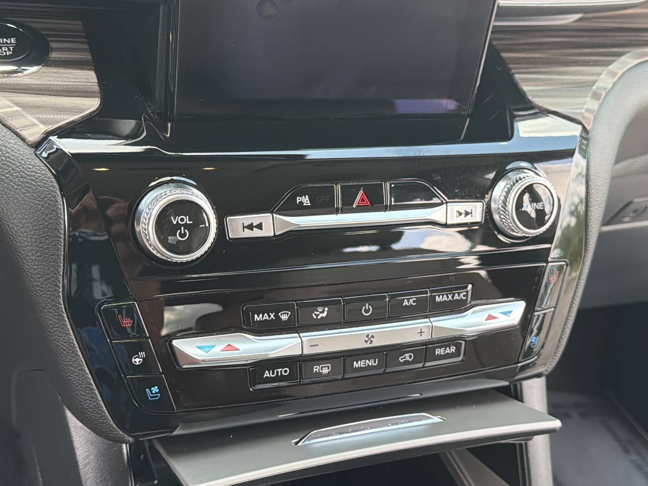 Certified 2023 Ford Explorer Limited w/ Limited Technology Package RWD image 26