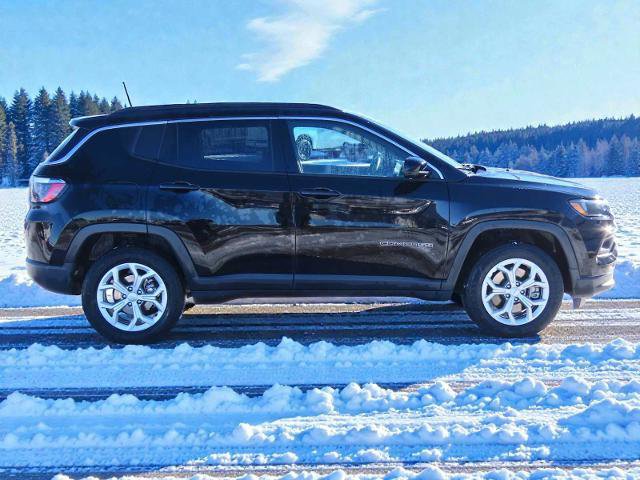 Used 2024 Jeep Compass Latitude image 2