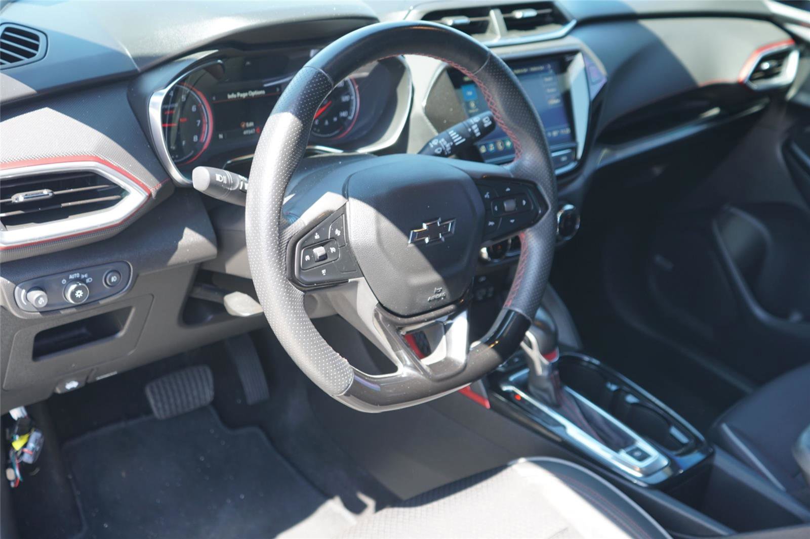 Used 2021 Chevrolet TrailBlazer RS w/ Technology Package FWD image 9