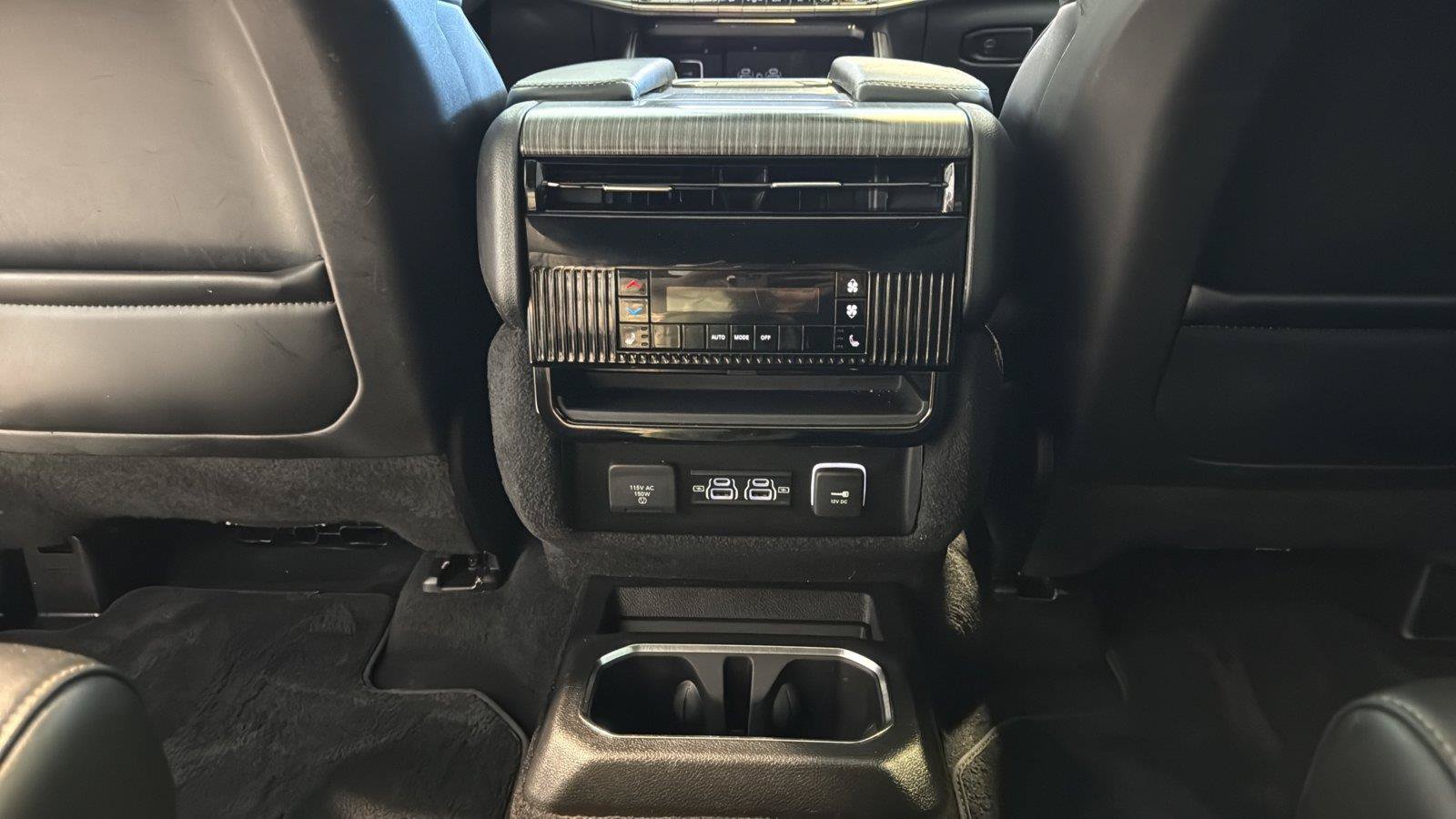 Used 2023 Jeep Wagoneer Series II w/ Premium Group I AWD/4WD image 31