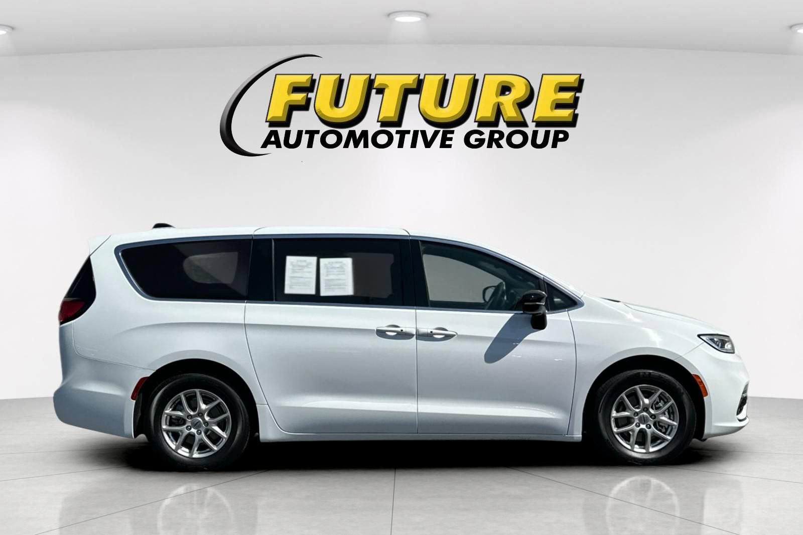 Used 2025 Chrysler Pacifica Select FWD image 2